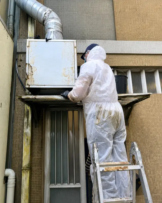 Técnico a realizar manutenção e limpeza de AVAC em espaço comercial