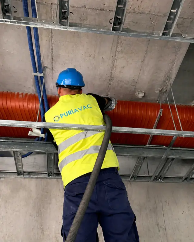 Técnico a limpar conduta de ventilação com equipamento profissional