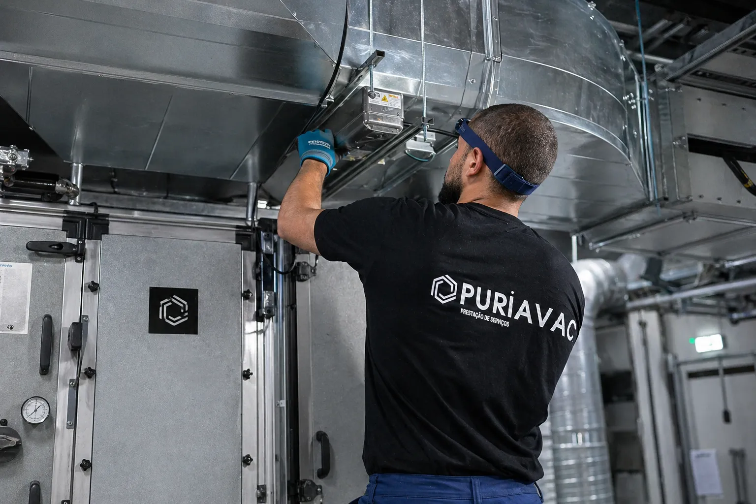 Instalação técnica em contexto industrial AVAC e exaustão