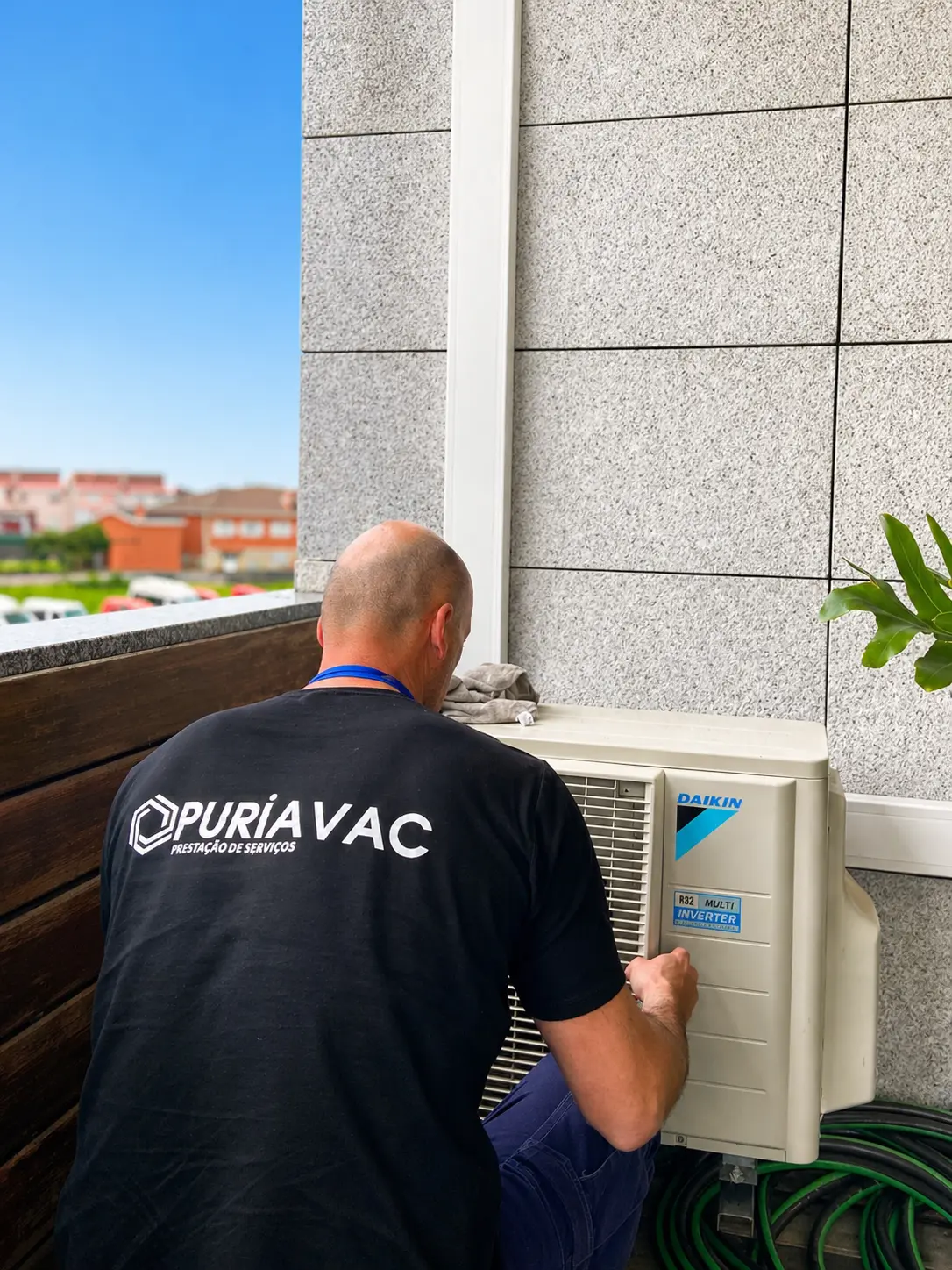 Espaço interior com sistemas de ar condicionado e ventilação