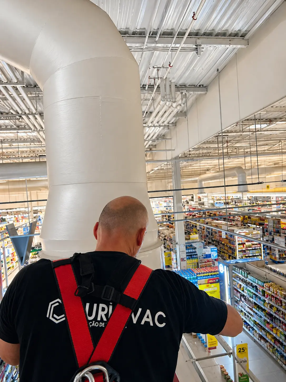 Técnico da Puriavac em limpeza técnica de sistema AVAC